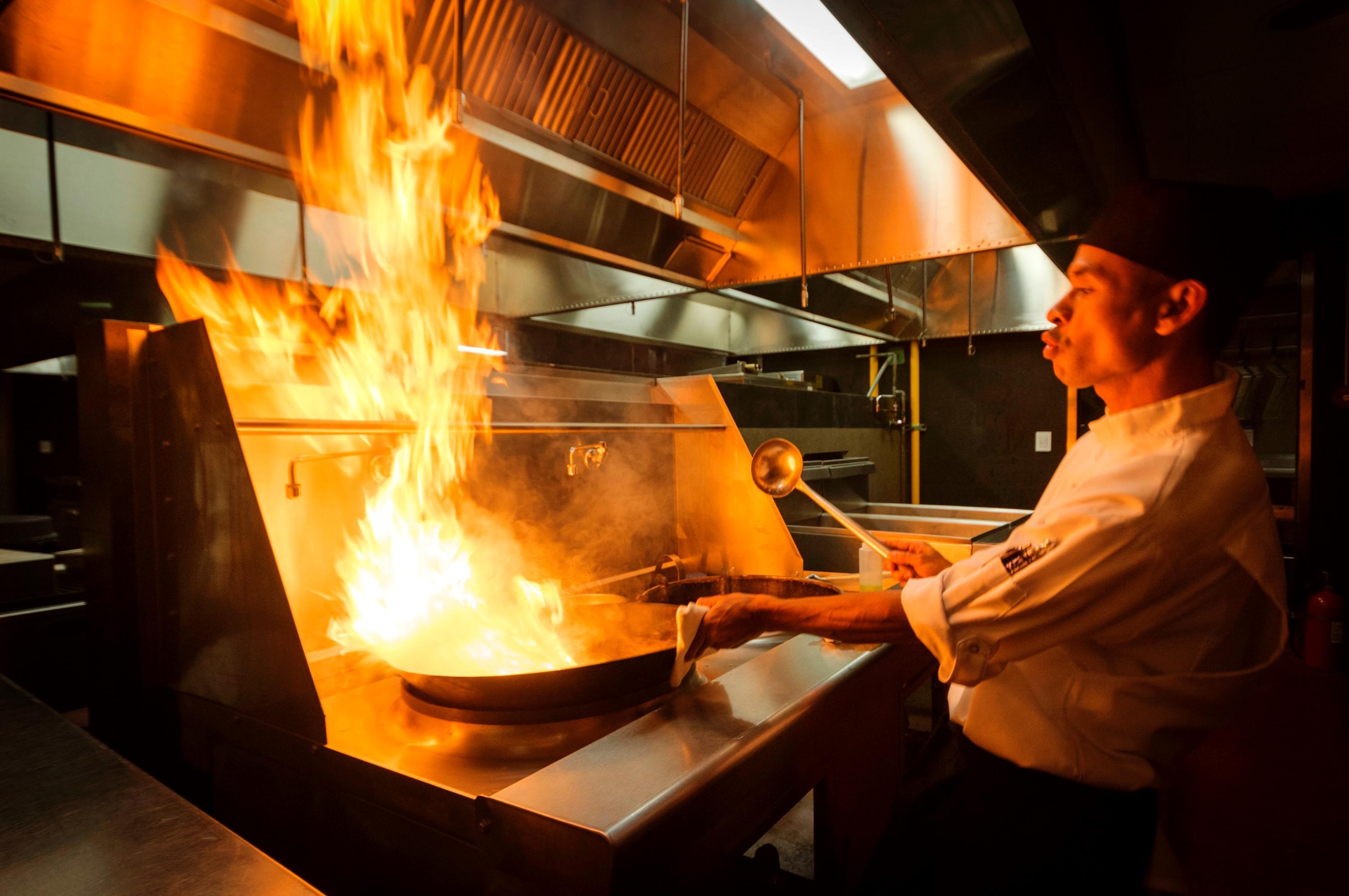 Palacio Mundo Imperial All inclusive hotel Acapulco Esterno foto A chef cooking with a flaming skillet